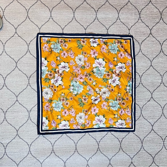 Sunning Floral H&M Scarf - Picture 6 of 6